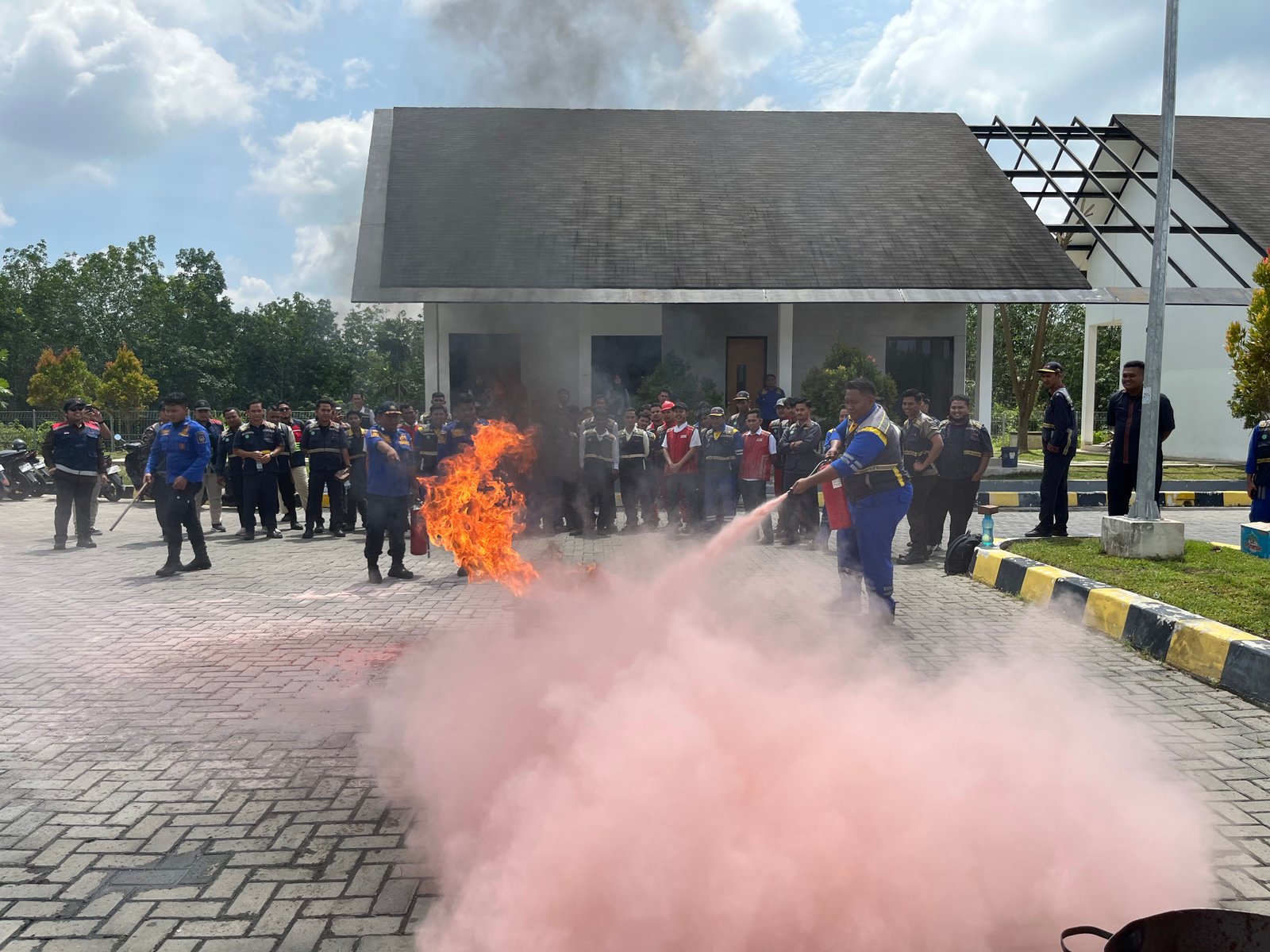 tingkatkan-kesiapsiagaan-layanan-darurat-hamawas-gelar-pelatihan-dan-simulasi-pemadam-kebakaran-ditol-kutepat