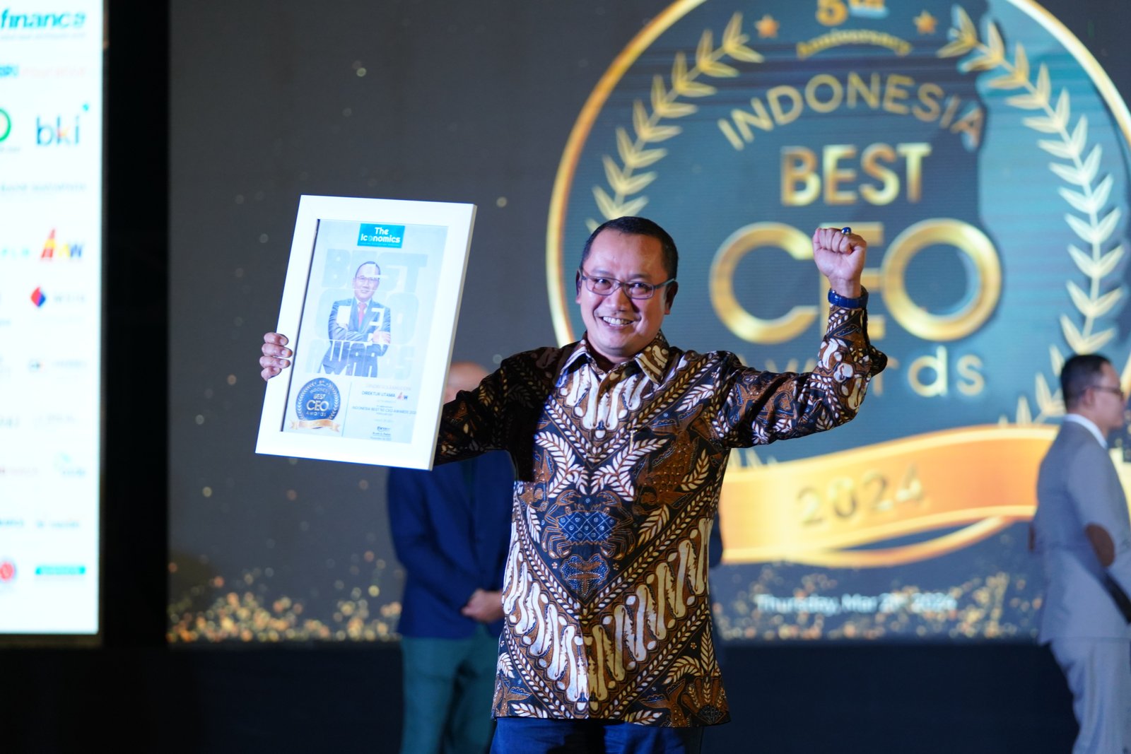 direktur-utama-pt-hutama-marga-waskita-raih-penghargaan-sebagai-indonesia-most-popular-ceo-2024